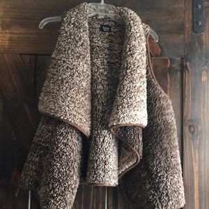 Sherpa style vest with pockets